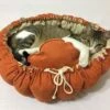 KORA Hondenmand -Kitten Bed – Kat Bed – Kattenbed -niet Allergisch- Honden Mand – HAND MADE – Hondjes – 100 Cm – Fluffy – Kattenmand -Omkeerbaar – Super Zacht – Hondenkussen – Mand – Hond – Kat – Antislip – Maat XL – Honden Bed – Kussen -Beeztees Verkoopwinkel KORA Hondenmand Kitten Bed Kat Bed Kattenbed niet allergisch honden mand HAND MADE hondjes 100 cm fluffy kattenmand Omkeerbaar sup 1