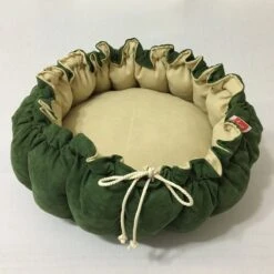 KORA Hondenmand – Kitten Bed – Niet Allergisch- Honden Mand – HAND MADE – Omkeerbare- Kleine Hondjes – 100 Cm – Fluffy – Kattenmand – Super Zacht – Hondenkussen – Mand – Hond – Kat – Antislip – Honden Bed – Kussen Groen & Creme Kleur